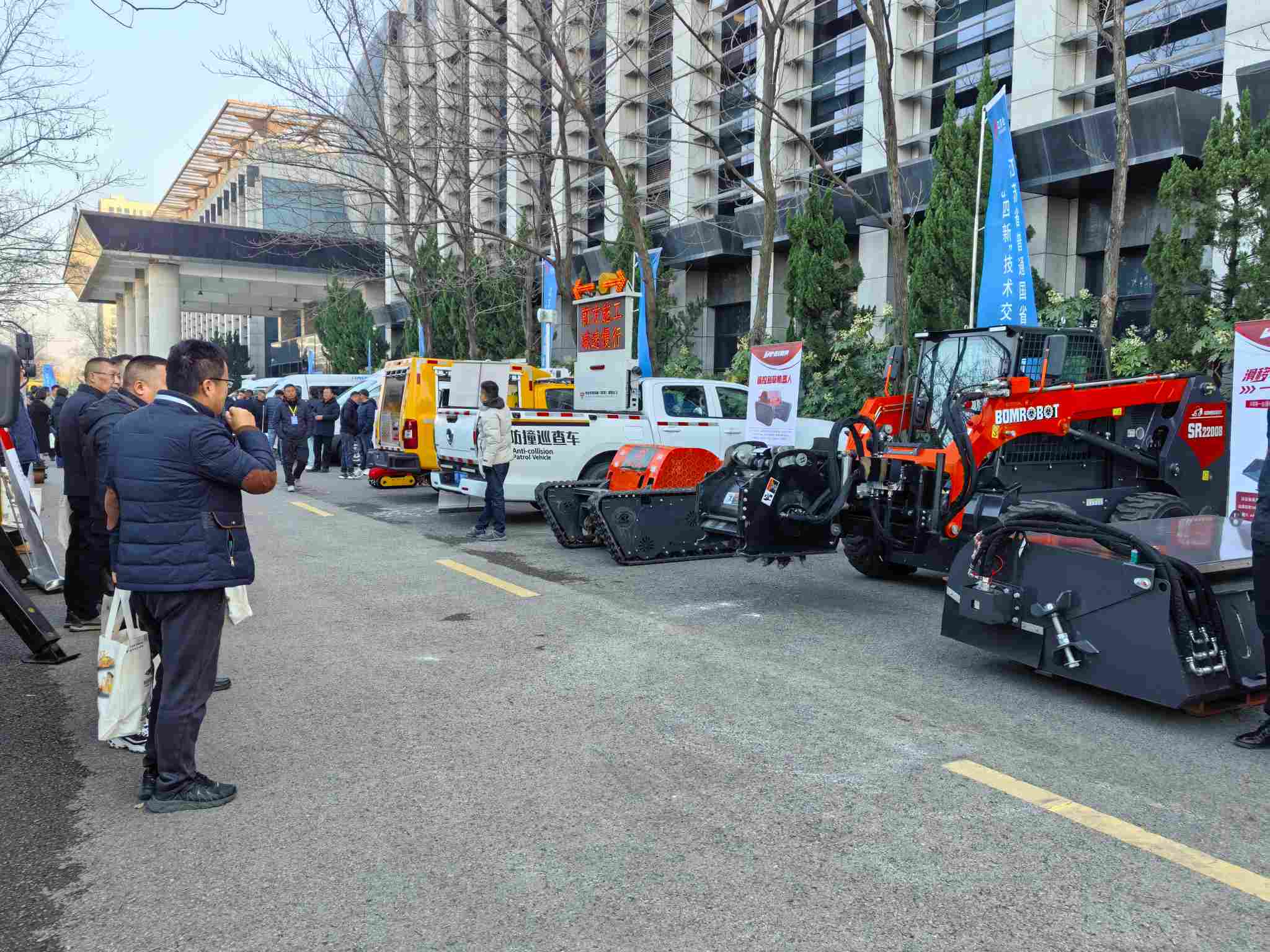 宝梅智能参加2025中国公路展，推介道路修筑养护装备