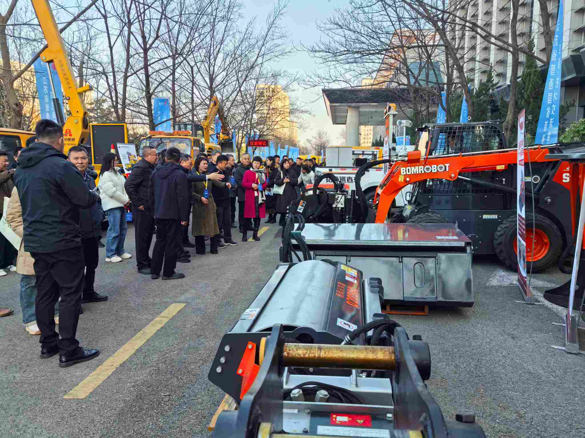 宝梅智能参加2025中国公路展，推介道路修筑养护装备